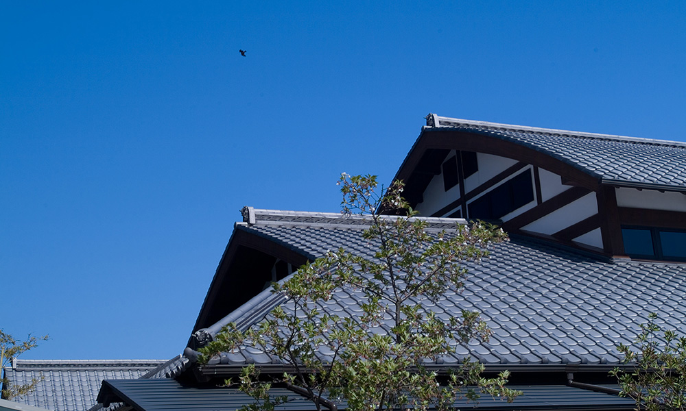 青空とフロント棟の屋根