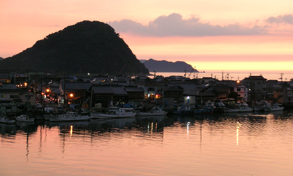 指月山と浜崎の情景