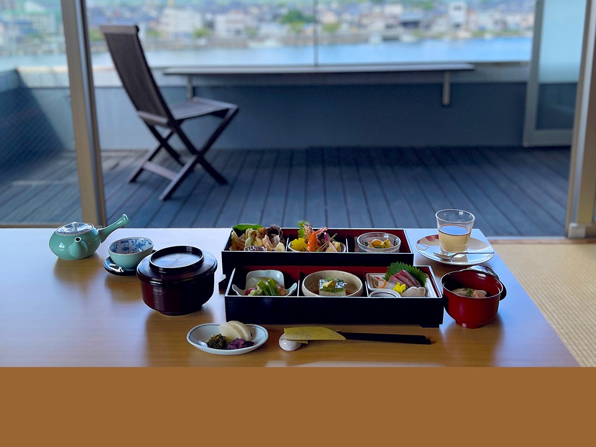 【お部屋でご夕食♪季節の特選松花堂】お届け膳で、おこもり気分なお部屋食。プライベートなひとときを♪